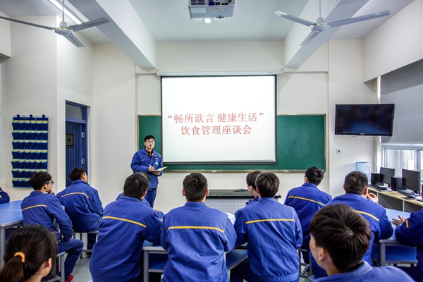  通过班级征集、实名反响等渠道提出合理化建议，培养学生责任意识